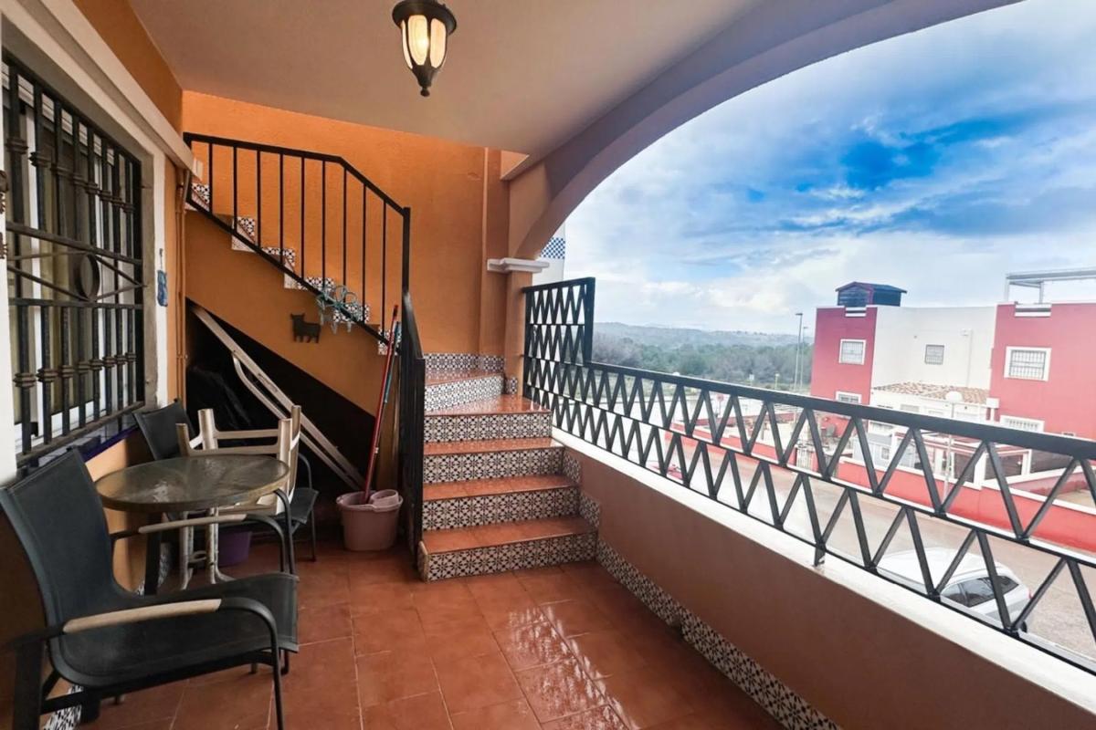 Sprzedaż niezależnego domku jednorodzinnego w Calle Laguna de Sariñena, Orihuela photo 2