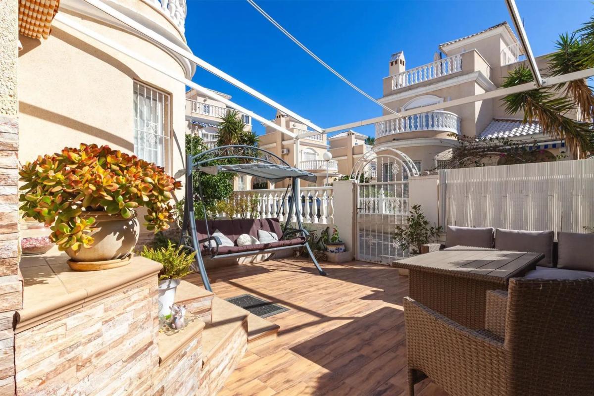 Sale of independent chalet in Barrio Zona Lago - Los Almendros, Orihuela
photo 3