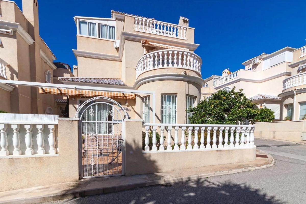 Sale of independent chalet in Barrio Zona Lago - Los Almendros, Orihuela
photo 4