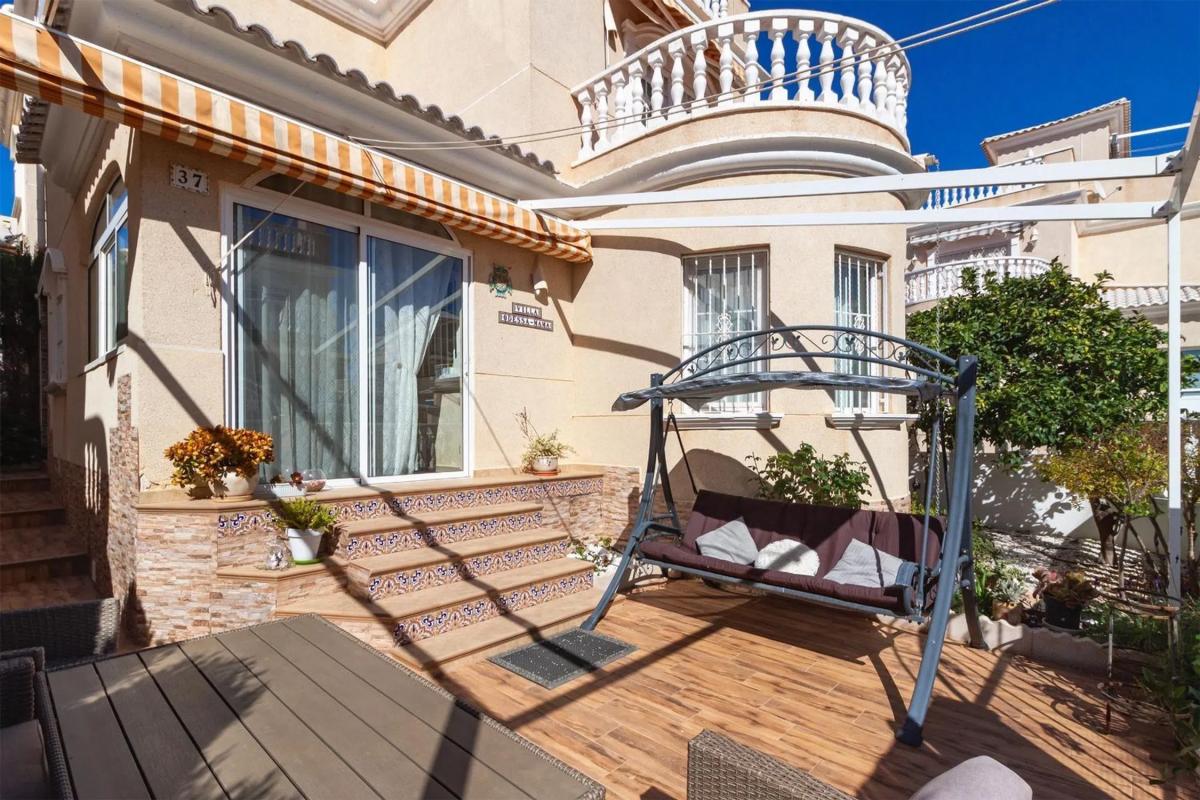 Sale of independent chalet in Barrio Zona Lago - Los Almendros, Orihuela
photo 5
