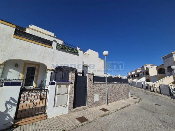 Chalet independiente en venta en Barrio Zona Lago - Los Almendros, Orihuela
 photo 4