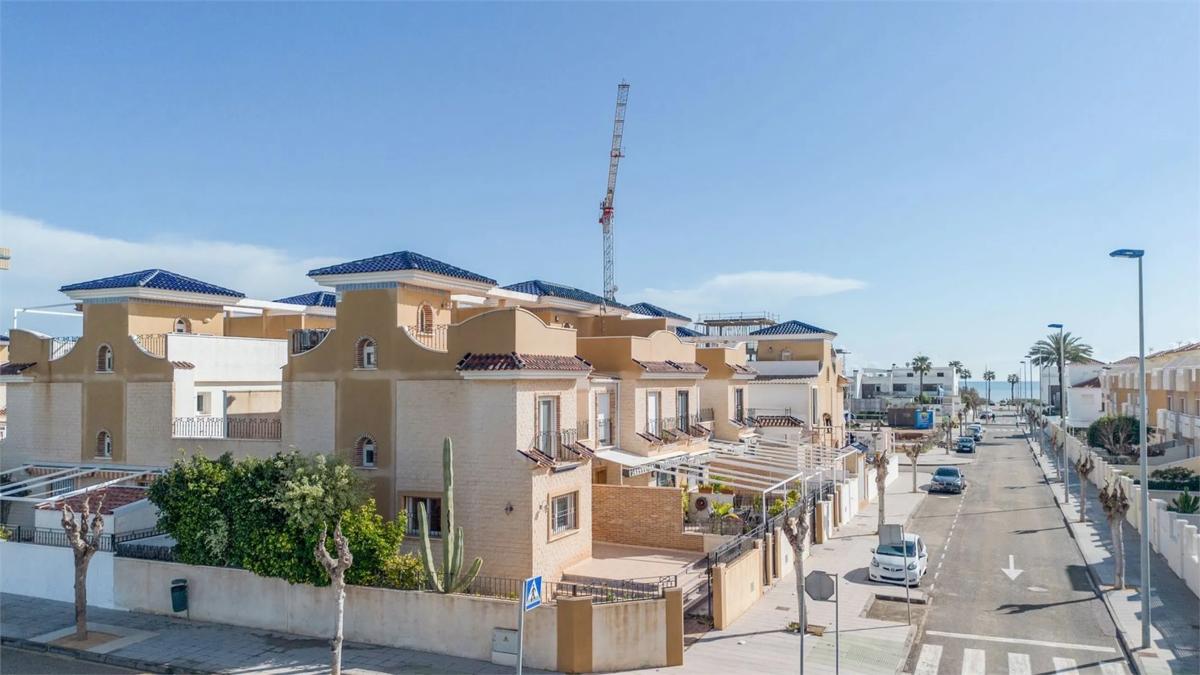 Venta de chalet adosado en Calle Helecho Mojón , Pilar de la Horadada photo 1