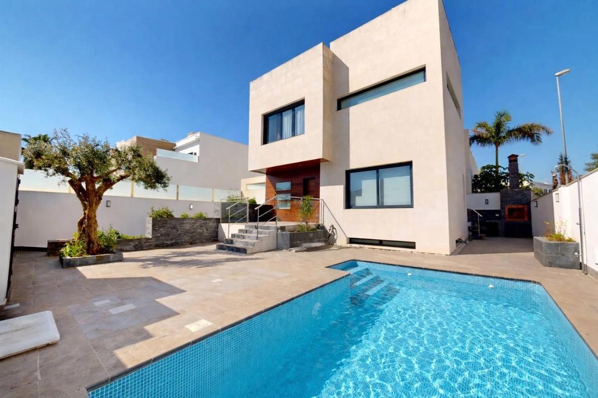 Sale of independent chalet in Calle Pegaso, Pilar de la Horadada
photo 1