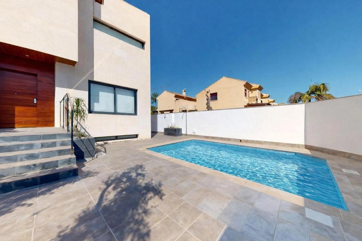 Sale of independent chalet in Calle Pegaso, Pilar de la Horadada
photo 5