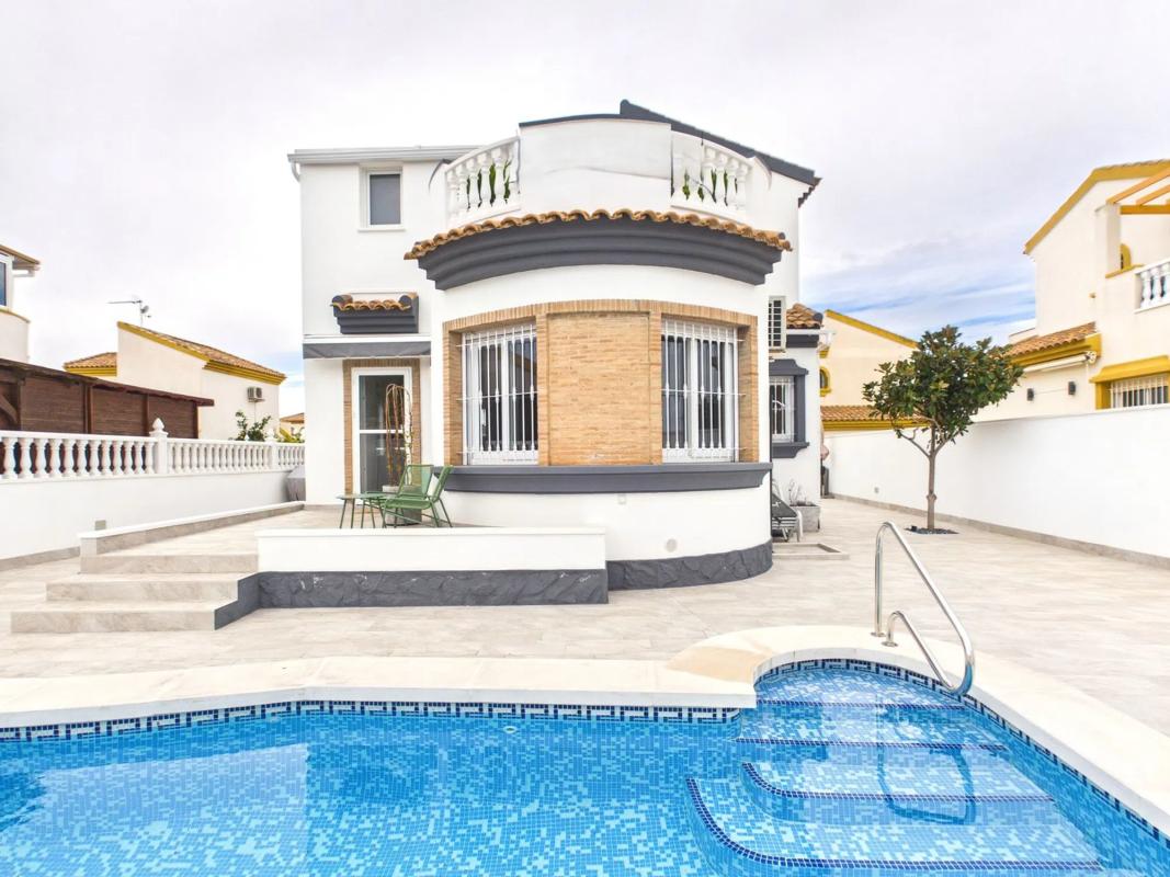Sale of independent chalet in Pinar de Campoverde, Pilar de la Horadada
photo 3
