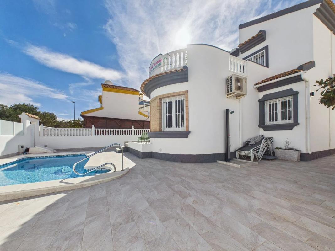 Sale of independent chalet in Pinar de Campoverde, Pilar de la Horadada
photo 4