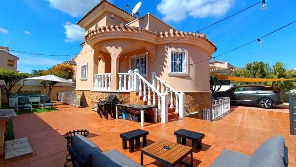 Chalet independiente en venta en Barrio Lo Marabú, Rojales
photo 1