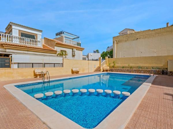 Chalet adosado en calle Rio Duero thumbnail 1