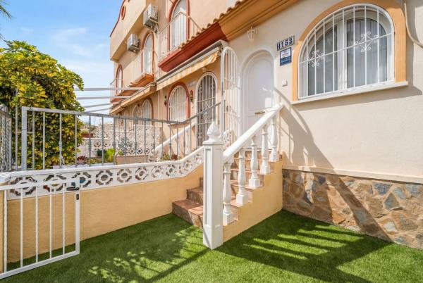 Chalet independiente en venta en Barrio La Florida, Alicante / Alacant
thumbnail 1