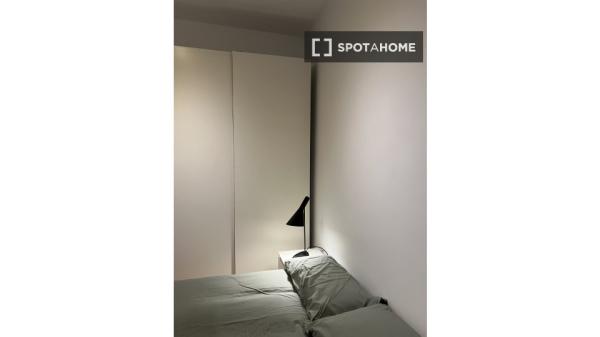 Habitación en piso compartido en madrid. thumbnail 2