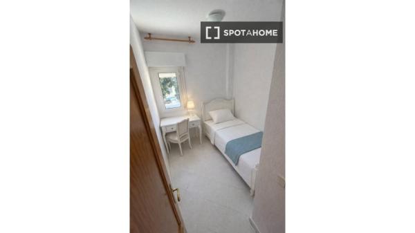 Habitación en piso compartido en alquiler en Vélez-Málaga photo 1