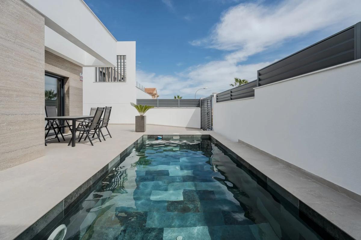 Sale of independent chalet in Calle Peñarroya, 21, Orihuela
photo 3