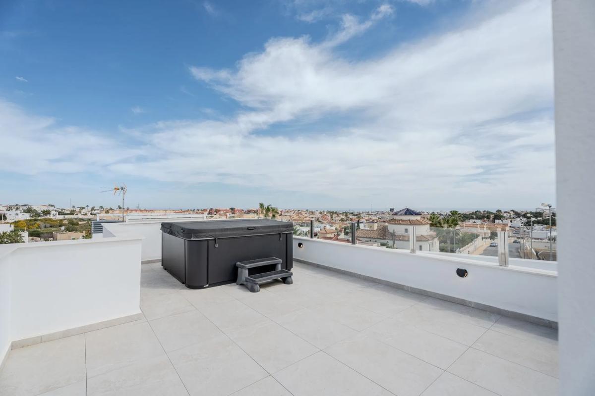 Sale of independent chalet in Calle Peñarroya, 21, Orihuela
photo 4