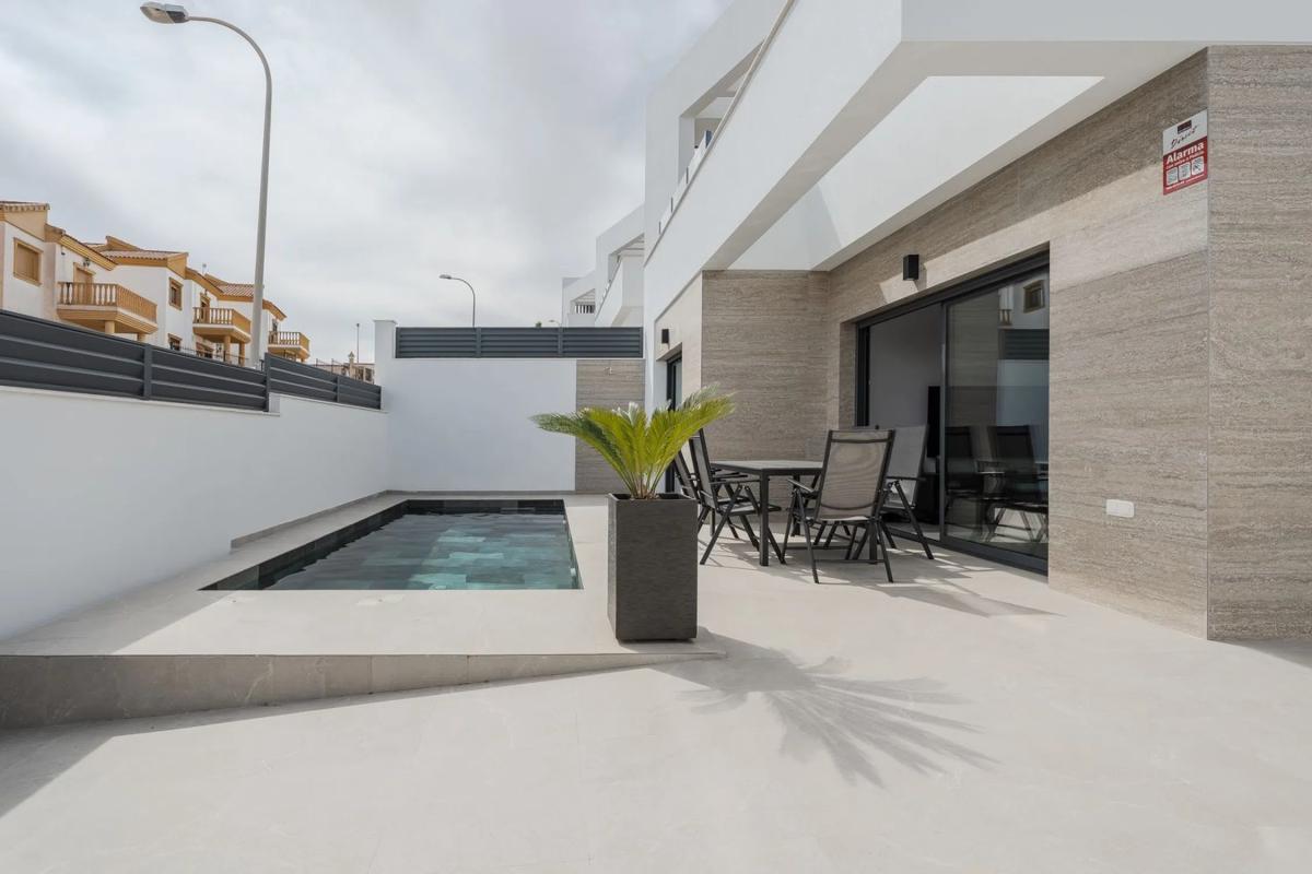 Sale of independent chalet in Calle Peñarroya, 21, Orihuela
photo 5