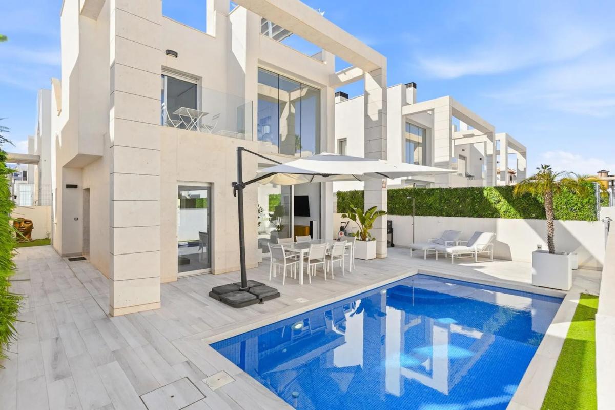 Sale of independent chalet in Calle Cabo de Palos, 10, Orihuela
 photo 2