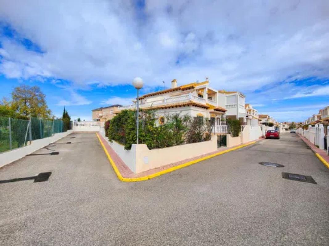 Sale of independent chalet in Barrio Los Balcones y los Altos, Orihuela
photo 1