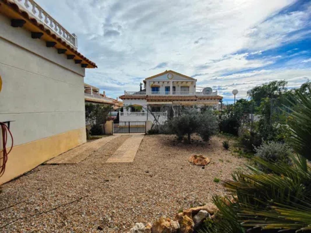 Sale of independent chalet in Barrio Los Balcones y los Altos, Orihuela
photo 3