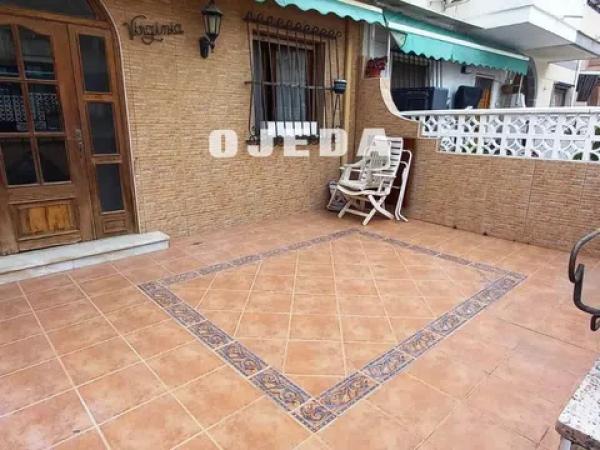 Chalet adosado en calle Rojales photo 1