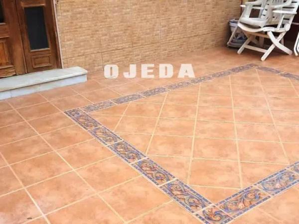 Chalet adosado en calle Rojales thumbnail 1