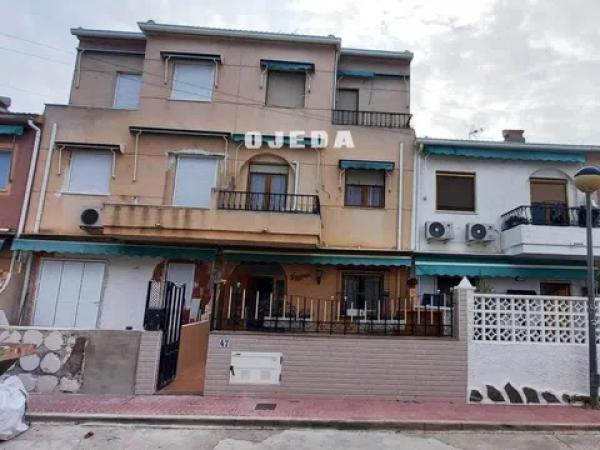 Chalet adosado en calle Rojales thumbnail 2