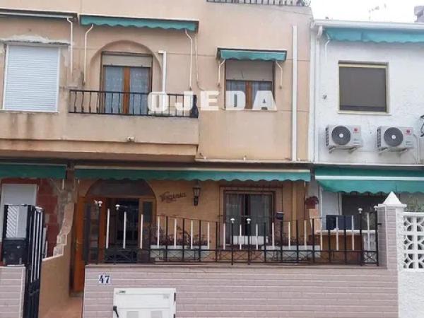 Chalet adosado en calle Rojales photo 4
