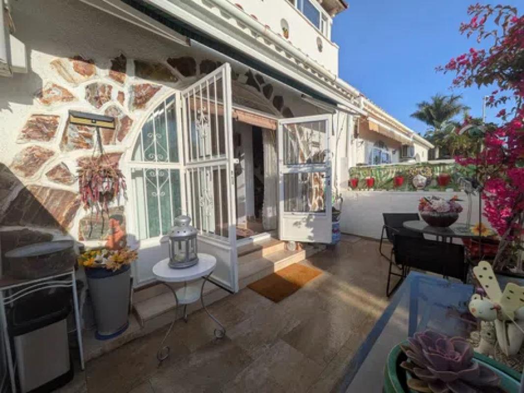 Venta de chalet adosado en CL CAMAS, 145 , Torrevieja photo 1