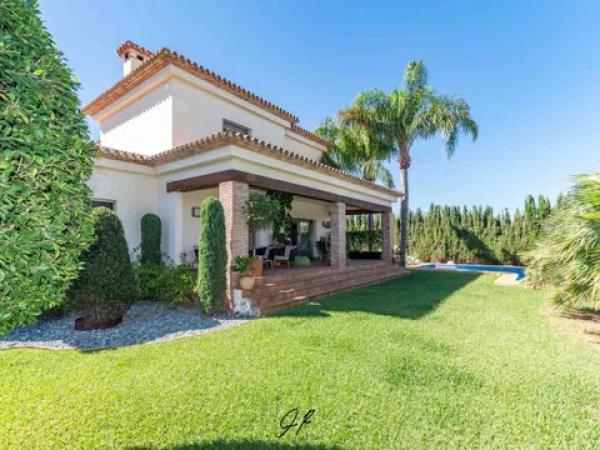 Independent chalet for sale in El Montgó, Denia
thumbnail 1
