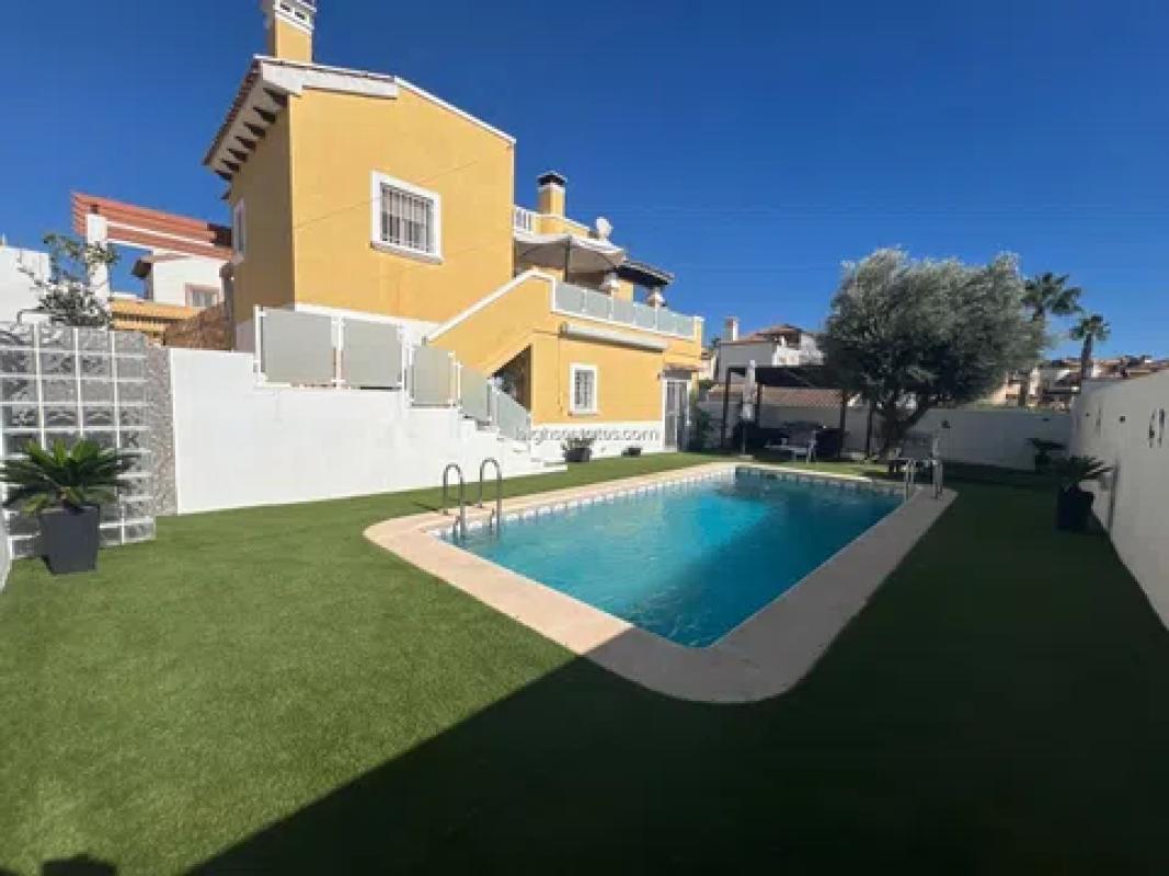 Venta de chalet independiente en Barrio Villamartín, Orihuela
photo 1