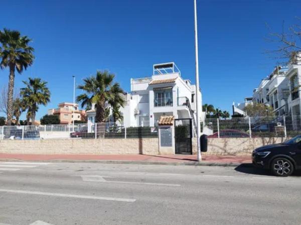 Chalet wolnostojący na sprzedaż w  Barrio Parque de las Naciones, Torrevieja photo 1