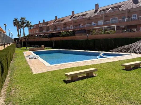 Chalet adosado en calle Clara Campoamor, 12 photo 1