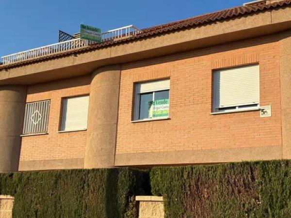 Chalet adosado en calle Clara Campoamor, 12 thumbnail 2
