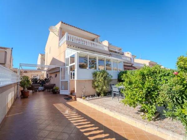 Chalet adosado en calle Veleta photo 1