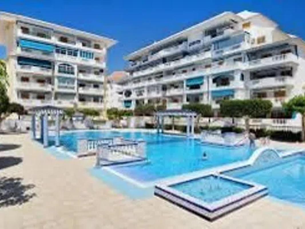 Venta de piso en Avenida de Holanda, Torrevieja
photo 1
