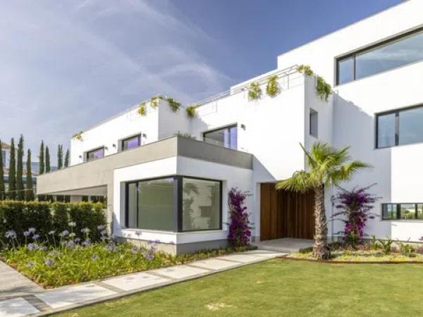 Promocja en Avenida Almenara 27 nowe budownictwo w Sotogrande photo 1