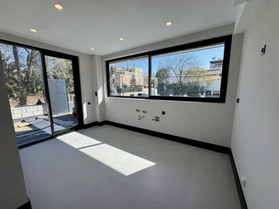 Venta de chalet adosado en  Calle Gerda Taro, 9 , Madrid photo 4
