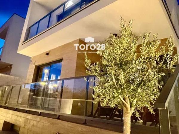 Chalet independiente en venta en Calle Gloria Fuertes, San Juan de Alicante
thumbnail 1