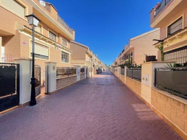 Chalet independiente en venta en Barrio Alicante Golf, Alicante / Alacant
thumbnail 2
