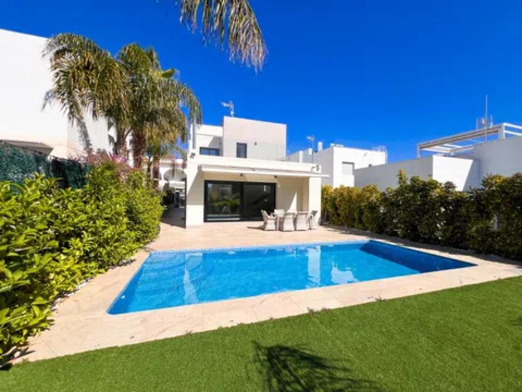 Venta de chalet independiente en Avenida del Salvador, 55, Rojales
photo 1