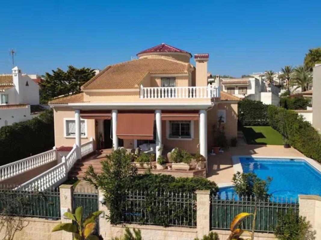 Venta de chalet independiente en Calle de los Hibiscus, 9, Torrevieja
photo 1