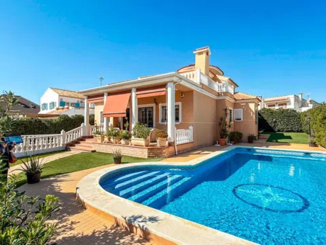 Venta de chalet independiente en Calle de los Hibiscus, 9, Torrevieja
photo 2