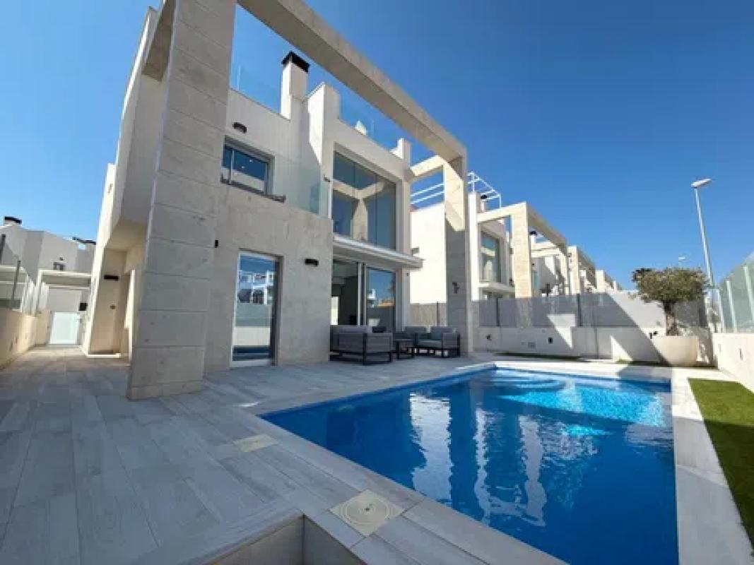 Sale of independent chalet in Barrio Lomas de Cabo Roig, Orihuela
photo 1