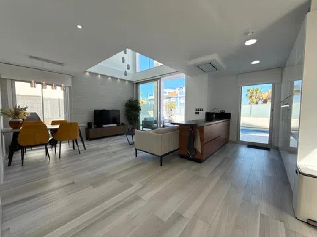 Sale of independent chalet in Barrio Lomas de Cabo Roig, Orihuela
photo 2