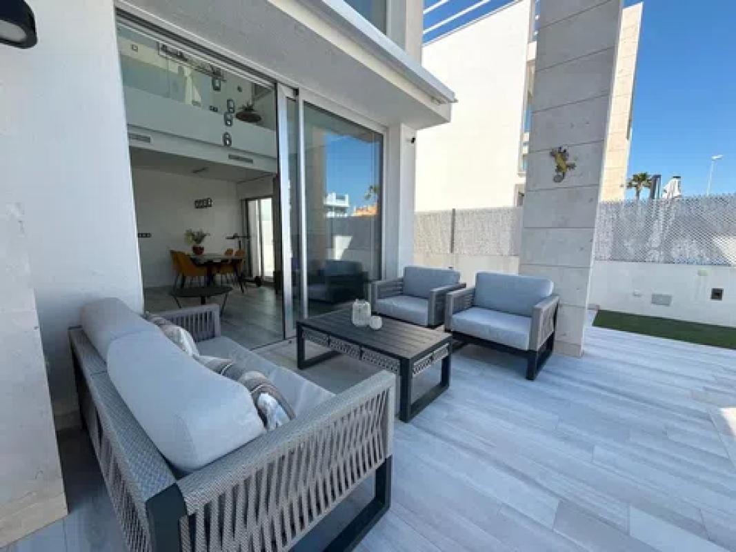 Sale of independent chalet in Barrio Lomas de Cabo Roig, Orihuela
photo 3
