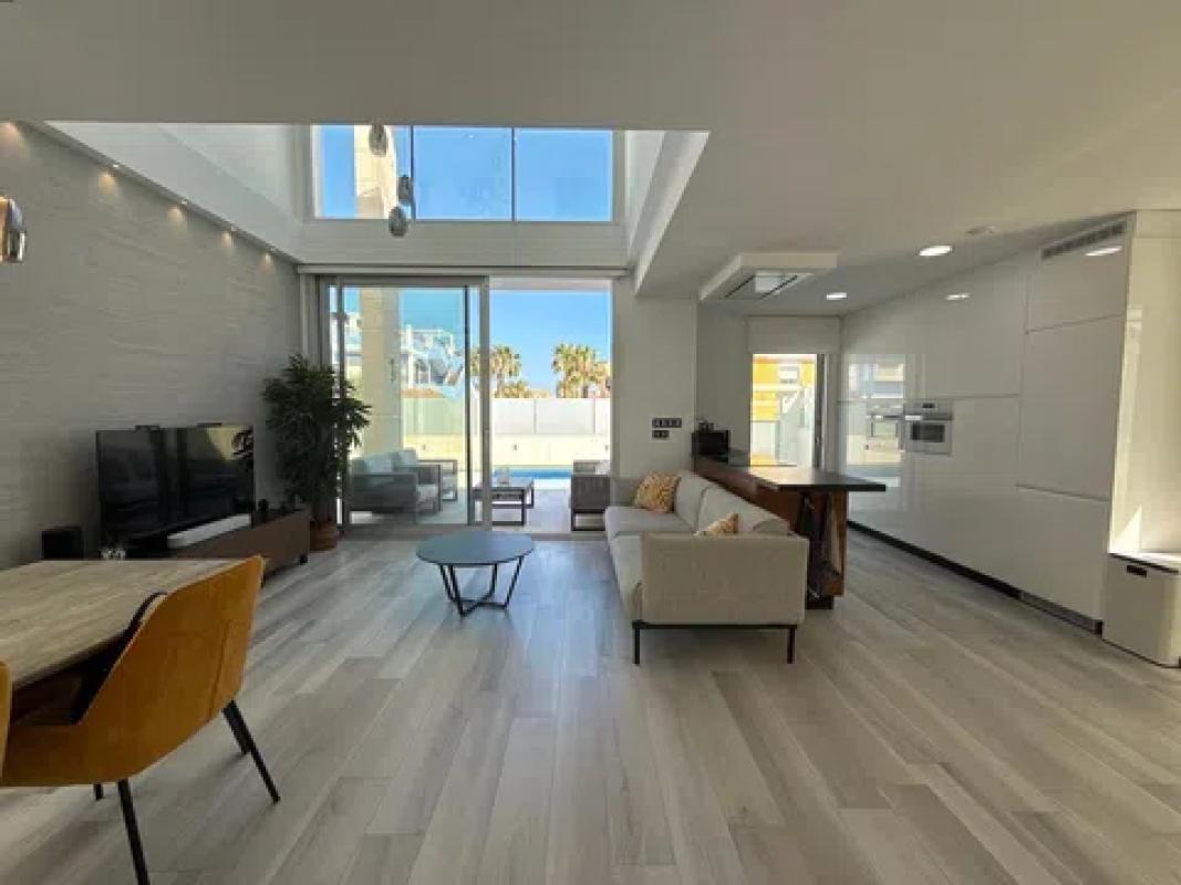 Sale of independent chalet in Barrio Lomas de Cabo Roig, Orihuela
photo 5