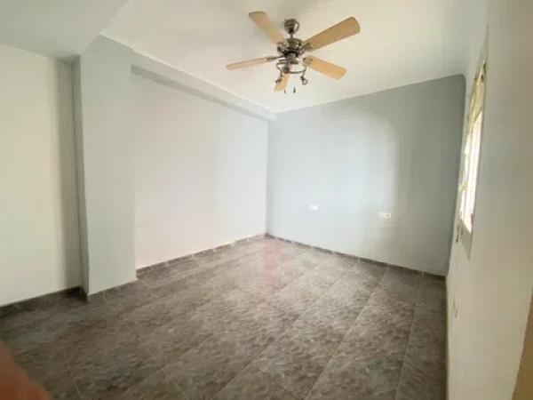 Sale of flat in Barrio Carolinas Altas, Alicante
thumbnail 2