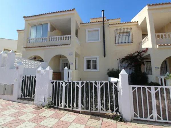 Chalet adosado en CL Canarias photo 1
