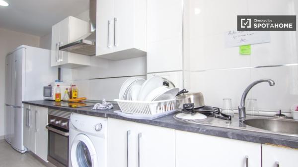 Habitación amueblada en el apartamento de 7 dormitorios Eixample, Valencia thumbnail 1
