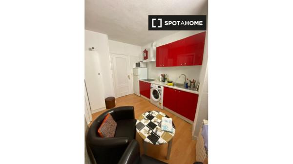 Habitación en piso compartido en alquiler en Valdeacederas, Madrid photo 4