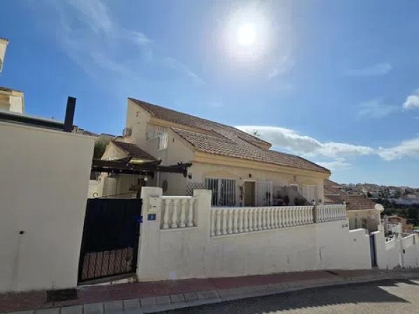 Chalet adosado en calle Sierra de Tentudia photo 1
