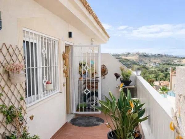 Chalet adosado en calle Sierra de Tentudia photo 4